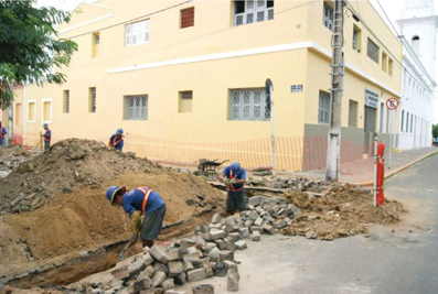 Obras na rua Dr. Monte ao lado da Pça. São João