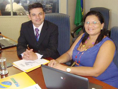 Juliana Araújo e o coordenador do PROTEJO, Neri da Costa, durante reunião, em Brasília.