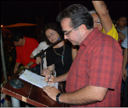 Prefeito Leônidas durante a assinatura da ordem de serviço