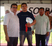 Atleta Caio Magalhães ao lado do Prefeito Leônidas Cristino