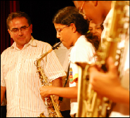 Prefeito Leônidas durante a entrega simbólica dos instrumentos