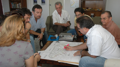 Prefeito mostra projeto com áreas a serem beneficiadas nesta nova etapa de senamento da cidade.