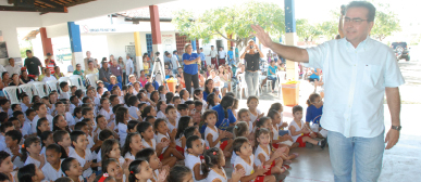 Leônidas e Júlio César em visita às escolas da cidade