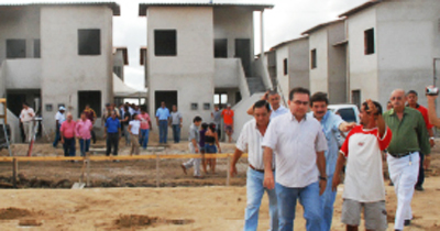 Leônidas e Júlio César em visita às escolas da cidade