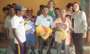 Secretária Juraci durante entrega de donativos à comunidade
