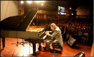 Pianista já fez 255 apresentações no País através do projeto Um Sorriso pela Estrada