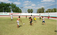 Atividades realizadas compreendem jogos recreativos, contação de histórias, atividades esportivas, banho de piscina e lanche