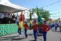 Estudantes das escolas públicas municipais em traje de gala