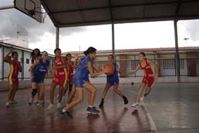 crianças praticando esporte