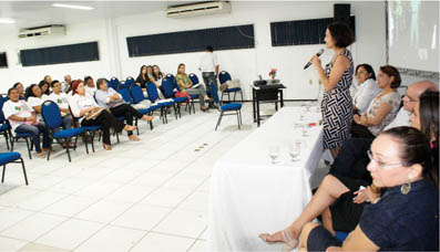 Izolda fala aos presentes