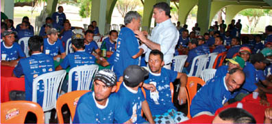 Izolda fala aos presentes