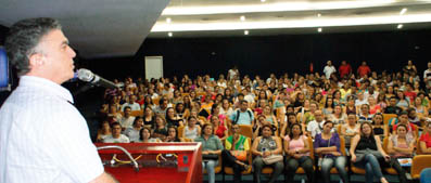 Izolda fala aos presentes
