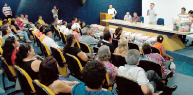 Izolda fala aos presentes
