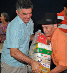 Veveu momento da entrega de cesta basica