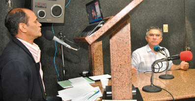 Prefeito Veveu no estúdio da FM Paraíso: um ano se muitas realizações.