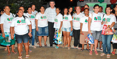 Prefeito Veveu e o grupo de Mães Sociais presentes ao evento