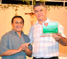 Prefeito recebeu a comenda das mãos do servidor do HC, Avelino Prado.