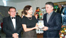 Prefeito entregou o Troféu à Primeira Dama, Izolda Cela.
