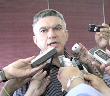 Prefeito Veveu  durante entrevista