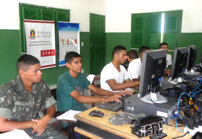 Os regrutas têm aulas do Projeto Teia Digital no Tiro de Guerra.