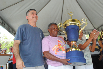 Diretor da Unidos do Alto do Cristo, Gonzaga, recebeu do Prefeito Veveu o troféu de Escola Campeã do Carnaval 2012.