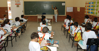 Diretor da Unidos do Alto do Cristo, Gonzaga, recebeu do Prefeito Veveu o troféu de Escola Campeã do Carnaval 2012.
