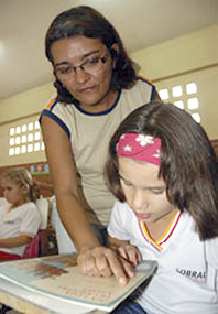 Professora ensinando ao aluno