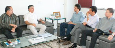O Prefeito Veveu recebeu na manhã desta quarta-feira, 11 de janeiro, representantes do Banco Interamericano de Desenvolvimento (BID) e o Secretário das Cidades do Ceará, Camilo Santana, que estiveram visitando Sobral e conhecendo áreas que serão incluídas em projetos financiados pela Prefeituira, Governo do Estado e BID.