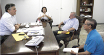 a reuniao aconteceu na sala do gabinete do prefeito