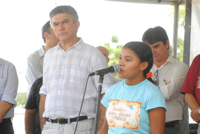 A aluna Raiane Silva falou ao Prefeito Veveu em nome de todos os alunos do Projeto
