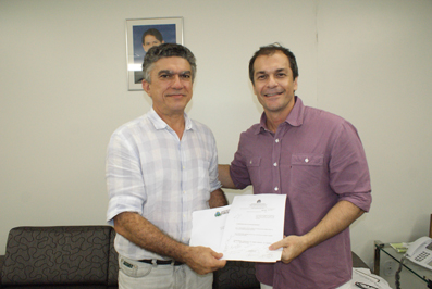 Izolda Cela recebeu o Troféu das mãos do Presidente da CDL, Deocleciano da Frota.