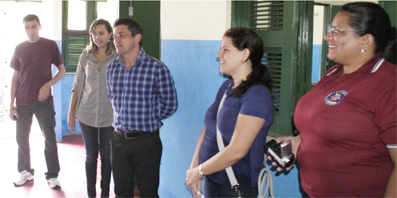Diretor da Unidos do Alto do Cristo, Gonzaga, recebeu do Prefeito Veveu o troféu de Escola Campeã do Carnaval 2012.