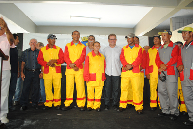 Diretor da Unidos do Alto do Cristo, Gonzaga, recebeu do Prefeito Veveu o troféu de Escola Campeã do Carnaval 2012.