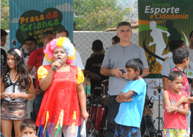 Diretor da Unidos do Alto do Cristo, Gonzaga, recebeu do Prefeito Veveu o troféu de Escola Campeã do Carnaval 2012.