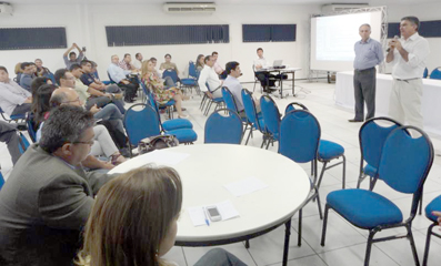 Diretor da Unidos do Alto do Cristo, Gonzaga, recebeu do Prefeito Veveu o troféu de Escola Campeã do Carnaval 2012.
