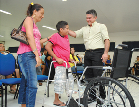 Prefeito Veveu entregou equipamentos aos beneficiados pelo programa.