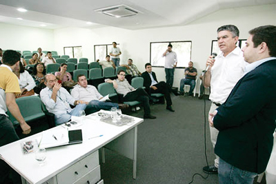 Prefeito Veveu entregou equipamentos aos beneficiados pelo programa.