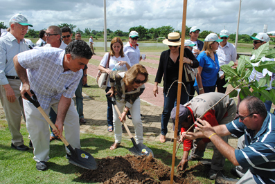 Prefeito Veveu planta mudas de ipês, no Parque do Mucambinho.